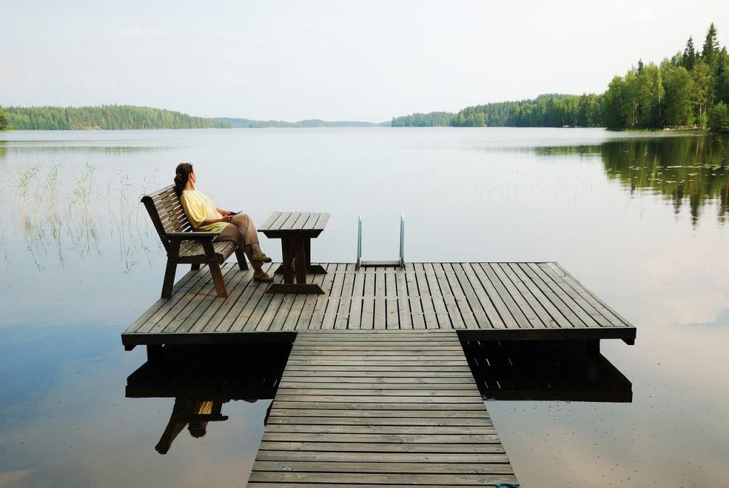 Frau auf Sonnendeck am See