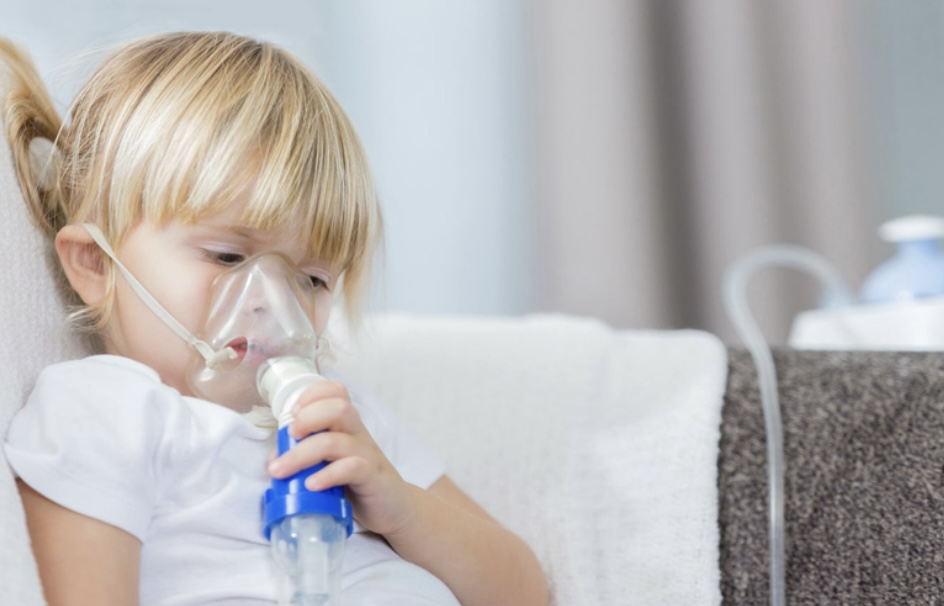 Ein Kind, welches inhaliert 