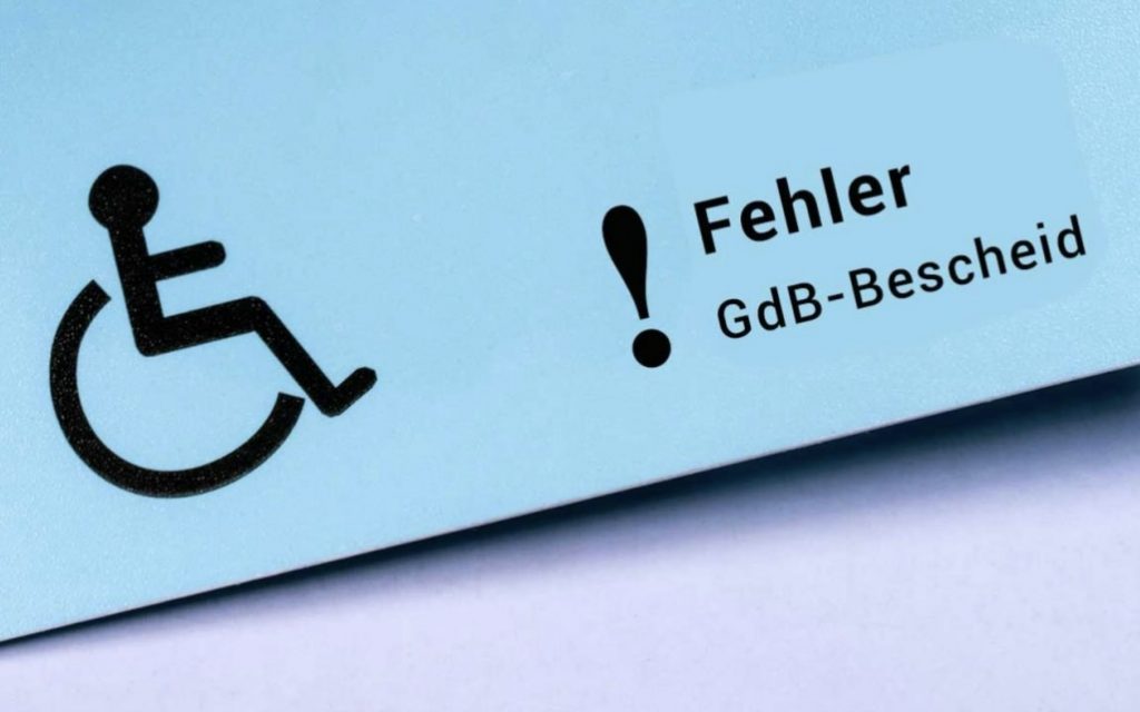 Ein Mensch im Rollstuhl mit einem Ausrufezeichen und dem Text: Fehler GdB- Bescheid