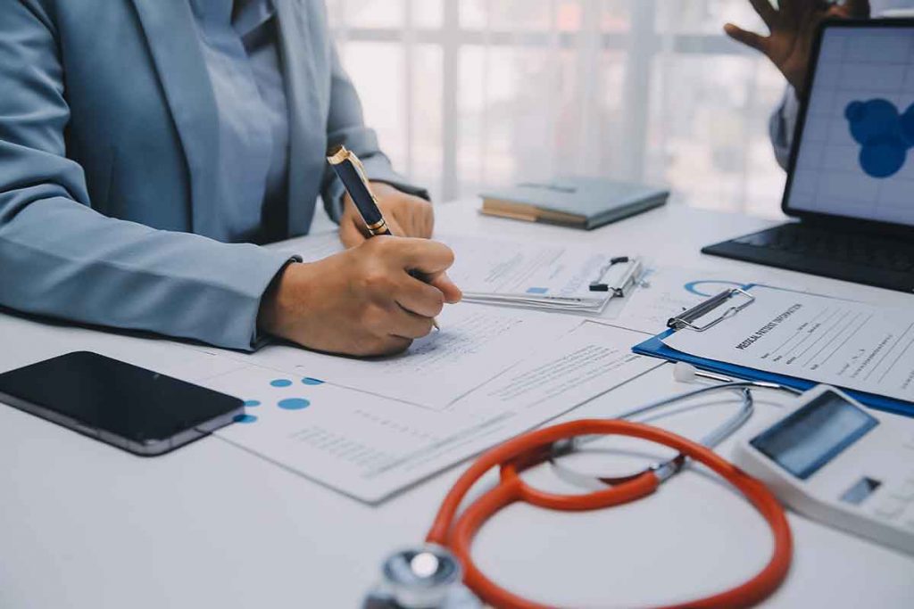 Arzt stellt Rezept aus