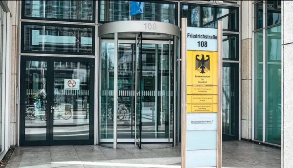 Friedrichstraße 108 und ein Bild vom Fahrstuhl und vom Gebäude