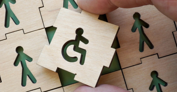 Ein Männchen im Rollstuhl