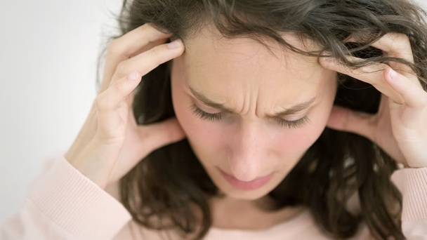 Eine Frau mit Schmerzen