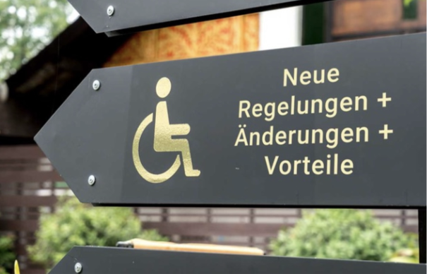 Schild mit einem Rohlstuhlfahrer und dem Text :" Neue Regelungen + Änderungen + Vorteile",