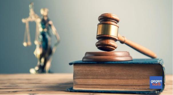 Ein Buch mit einem Hammer von einem Richter