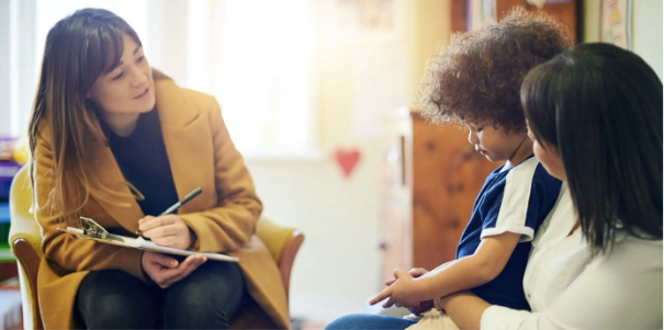 Eine Frsu mit einem Kind und der Mutter.
