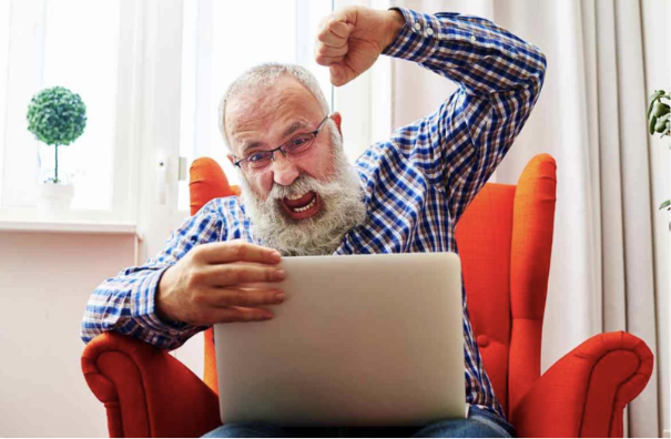 Einen wütenden Mann vorm Laptop 