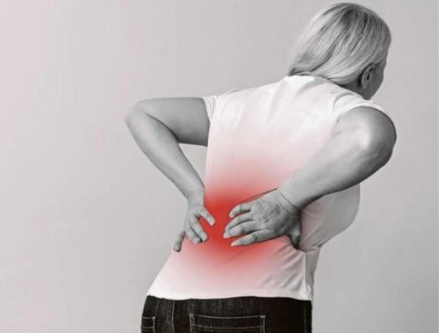 Frau mit Rückenschmerzen