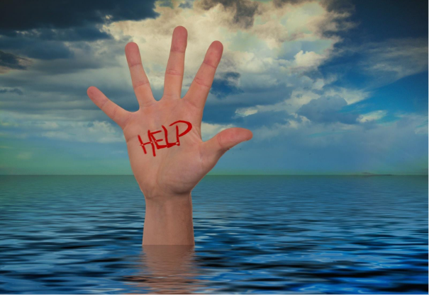Eine Hand im Wasser mit dem Wort "HELP"