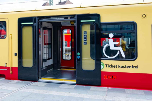 Zug mit einem Rohlstuhlzeichen